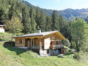 een houten huis op een heuvel in een veld bij Chalet Arêches-Beaufort, 5 pièces, 14 personnes - FR-1-342-239 in Beaufort