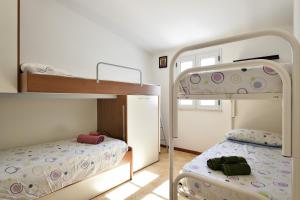 Habitación pequeña con 2 literas en Villa Sole en Tertenìa