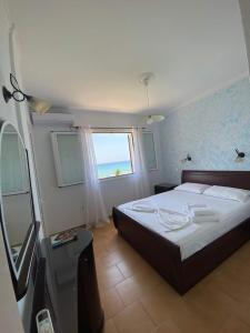 Posteľ alebo postele v izbe v ubytovaní Glyfada Beachfront Apartment A3g 58a