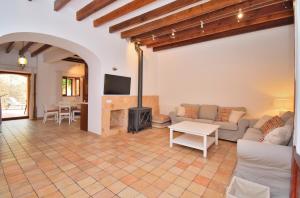 - un salon avec un canapé et une cheminée dans l'établissement Casa Anita 257 by Mallorca Charme, à Binissalem