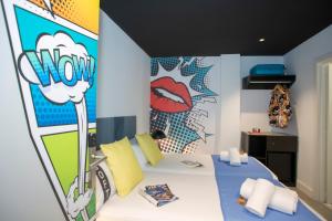 a room with a bed with a painting on the wall at Casual Pop Art Benidorm in Benidorm