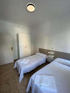 pokój hotelowy z 2 łóżkami i lampką w obiekcie Casa Blanca w Murcji
