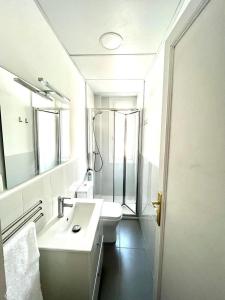 W łazience znajduje się umywalka, toaleta i lustro. w obiekcie Casa Blanca w Murcji