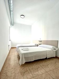duża biała sypialnia z 2 łóżkami w obiekcie Casa Blanca w Murcji