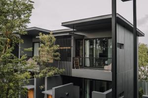 uma casa moderna com uma fachada negra em INN BLOG HOTEL Pakbara em Satun