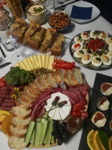 a table topped with lots of different types of food at Gästehaus Schattemorellsche 