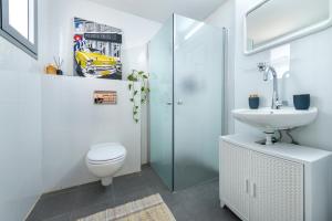 a bathroom with a toilet and a sink and a shower at מלוני דירות נופש אילת - Melony Apartments Eilat in Eilat