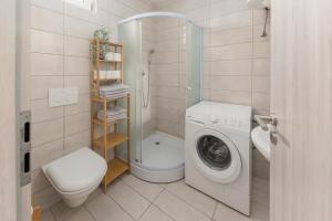 盧比安納的住宿－Apartments Berni，一间带洗衣机和卫生间的浴室
