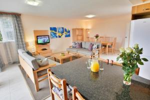 TV a/nebo společenská místnost v ubytování First Group Desert Rose