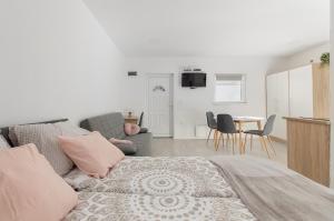 een woonkamer met een bank en een tafel met stoelen bij Apartments Berni in Ljubljana