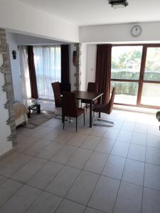 A seating area at Park View Apartment Plovdiv with Parking Még 9 kép