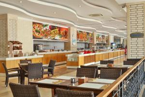Ein Restaurant oder anderes Speiselokal in der Unterkunft Crystal Waterworld Resort & Spa - Ultimate All Inclusive 