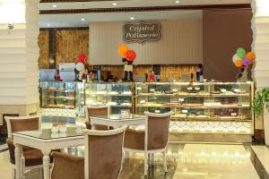 Ein Restaurant oder anderes Speiselokal in der Unterkunft Crystal Waterworld Resort & Spa - Ultimate All Inclusive 