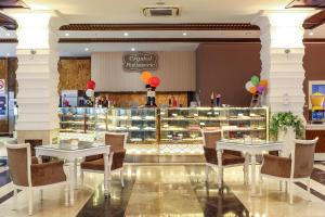 Ein Restaurant oder anderes Speiselokal in der Unterkunft Crystal Waterworld Resort & Spa - Ultimate All Inclusive 
