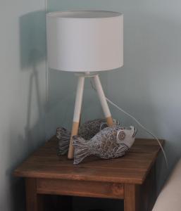 una lampada su un tavolo con un pesce di Marina Sands 13A a Jeffreys Bay