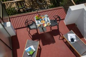 an overhead view of a table and chairs on a patio at Casual Pop Art Benidorm in Benidorm