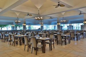 Ein Restaurant oder anderes Speiselokal in der Unterkunft Crystal Waterworld Resort & Spa - Ultimate All Inclusive 