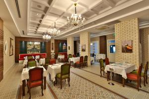Ein Restaurant oder anderes Speiselokal in der Unterkunft Crystal Waterworld Resort & Spa - Ultimate All Inclusive 