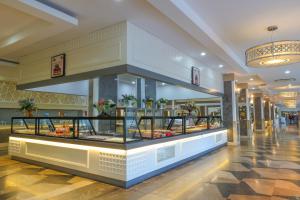 Ein Restaurant oder anderes Speiselokal in der Unterkunft Crystal Waterworld Resort & Spa - Ultimate All Inclusive 