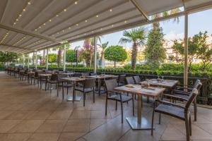 Crystal Waterworld Resort & Spa - Ultimate All Inclusive tesisinde bir restoran veya yemek mekanı