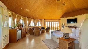 ein Schlafzimmer mit einem Bett mit einer großen Decke in der Unterkunft Coco Grove Beach Resort, Siquijor Island in Siquijor