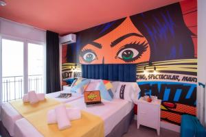 ein Schlafzimmer mit 2 Betten und einem Gemälde an der Wand in der Unterkunft Casual Pop Art Benidorm in Benidorm