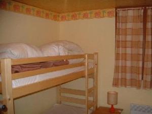 1 Schlafzimmer mit 2 Etagenbetten in einem Zimmer in der Unterkunft Chalet Saint-Michel-de-Chaillol, 4 pièces, 7 personnes - FR-1-393-148 in Saint-Michel-de-Chaillol