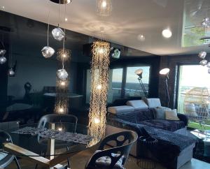 Khu vực ghế ngồi tại LUKSUSOWY apartament z nieziemskim widokiem