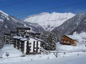 een skihut in de sneeuw voor een berg bij Appartement Notre-Dame-de-Bellecombe, 1 pièce, 3 personnes - FR-1-595-18 in Notre-Dame-de-Bellecombe