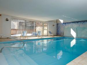 Πισίνα στο ή κοντά στο Charmant T2 cabine avec piscine à Notre-Dame-de-Bellecombe - 6 pers, proche pistes & commerces - FR-1-595-23