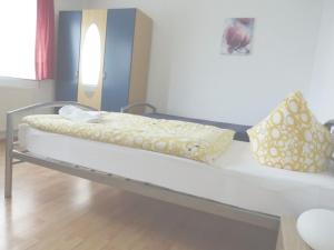 Cama en habitación con en Gästezimmer Gross en Tübingen