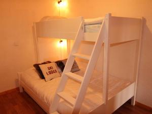 Letto a castello bianco con scala in camera di Appartement Les Saisies, 2 pièces, 5 personnes - FR-1-594-81 a Hauteluce