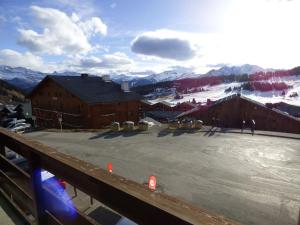 Blick auf eine Skihütte mit einer Skipiste in der Unterkunft Appartement Les Saisies, 2 pièces, 5 personnes - FR-1-594-81 in Hauteluce