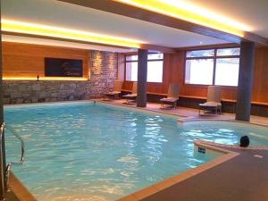 a large swimming pool in a hotel room at Appartement Les Saisies, 3 pièces, 8 personnes - FR-1-594-71 in Hauteluce