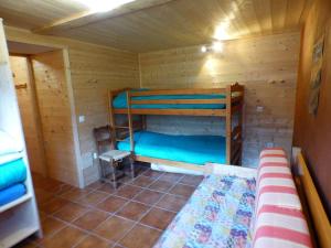 Mały pokój z 2 łóżkami piętrowymi i dywanem w obiekcie Chalet Hauteluce, 3 pièces, 8 personnes - FR-1-594-63 w mieście Hauteluce