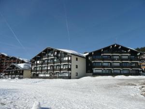 ein Gebäude mit Schnee auf dem Boden davor in der Unterkunft Appartement Les Saisies, 1 pièce, 4 personnes - FR-1-594-88 in Hauteluce