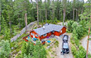 4 Bedroom Stunning Home In Hemsedal في هيمسيدال: اطلالة جوية على بيت احمر في الغابة