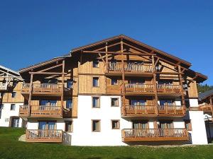 a large building with balconies on the side of it at Appartement Les Saisies, 2 pièces, 4 personnes - FR-1-594-167 in Hauteluce