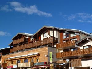 un edificio con balcones de madera en un lateral en Appartement Les Saisies, 2 pièces, 4 personnes - FR-1-594-222 en Hauteluce