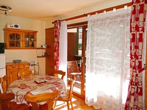 a kitchen with a table and a table and a window at Appartement cosy 6 pers, 2 ch, au pied des pistes, cœur du village, balcon sud, tout confort - FR-1-342-233 in Beaufort