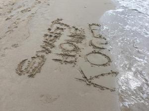 un mensaje escrito en la arena de la playa en Sweet Home Koçer, en Selçuk
