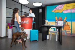 a woman with a dog standing in front of a counter at Casual Pop Art Benidorm in Benidorm