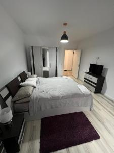 um quarto com uma cama grande e um sofá em Apartament de lux intr-o zona rezidentiala linistita em Iaşi