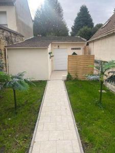una casa con garaje y pasarela en un patio en Obalispa, en Liancourt