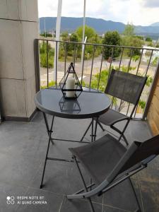 - Balcón con vistas, mesa y silla en Precioso apartamento Campo Golf, en Huesca