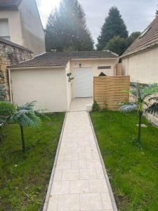 una entrada que conduce a un garaje con una casa en Obalispa, en Liancourt