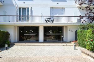 dom z balkonem na górze w obiekcie L appart de Villers HYPER centre WI-FI Parking w mieście Villers-sur-Mer