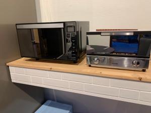 a microwave and a toaster oven on a shelf at SORAYADO 宙宿 in Tsuru 