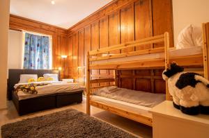アローザにあるMiraflor Betty by Arosa Holidayの木製の壁の客室で、二段ベッド2組が備わります。