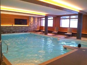 una gran piscina en una habitación de hotel en Appartement Les Saisies, 2 pièces, 4 personnes - FR-1-594-167, en Hauteluce
